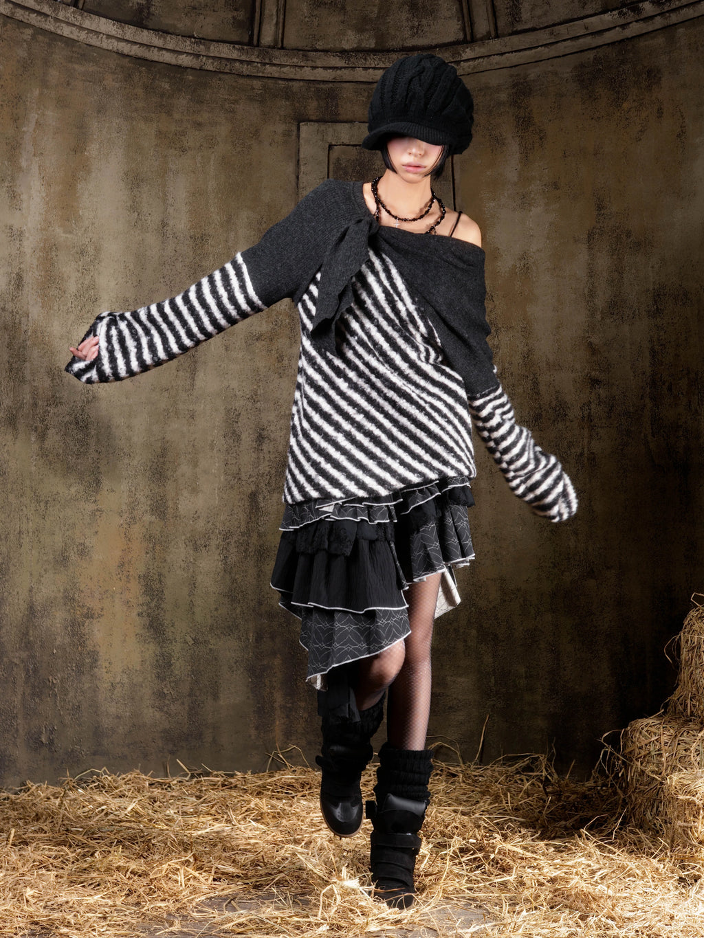 ARIADNAw Contrasting Striped Off-the-shoulder Knitted Long Sleeves