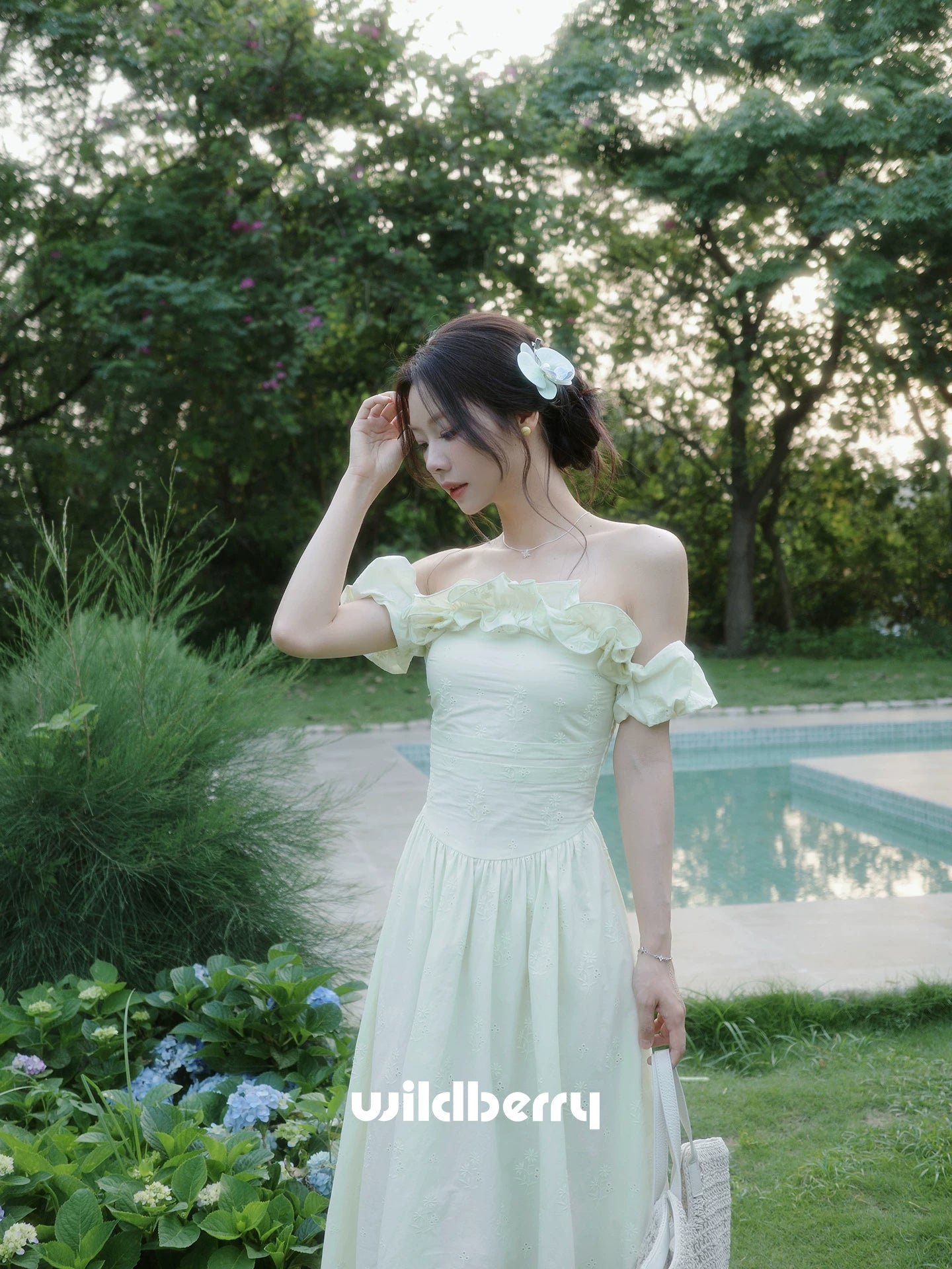 Wildberry One-word Shoulder Waist Temperament Dress