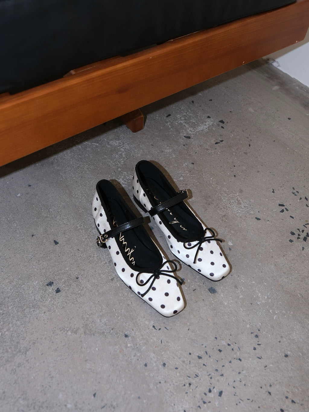 Mooreyu Polka Dot Bow Pointed Shoes