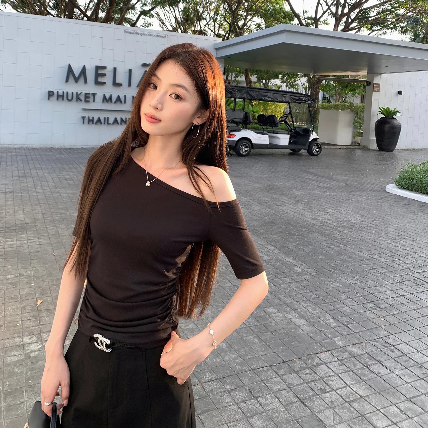 Pusumede Slanted Shoulder Waist Pinch Pleated Tee