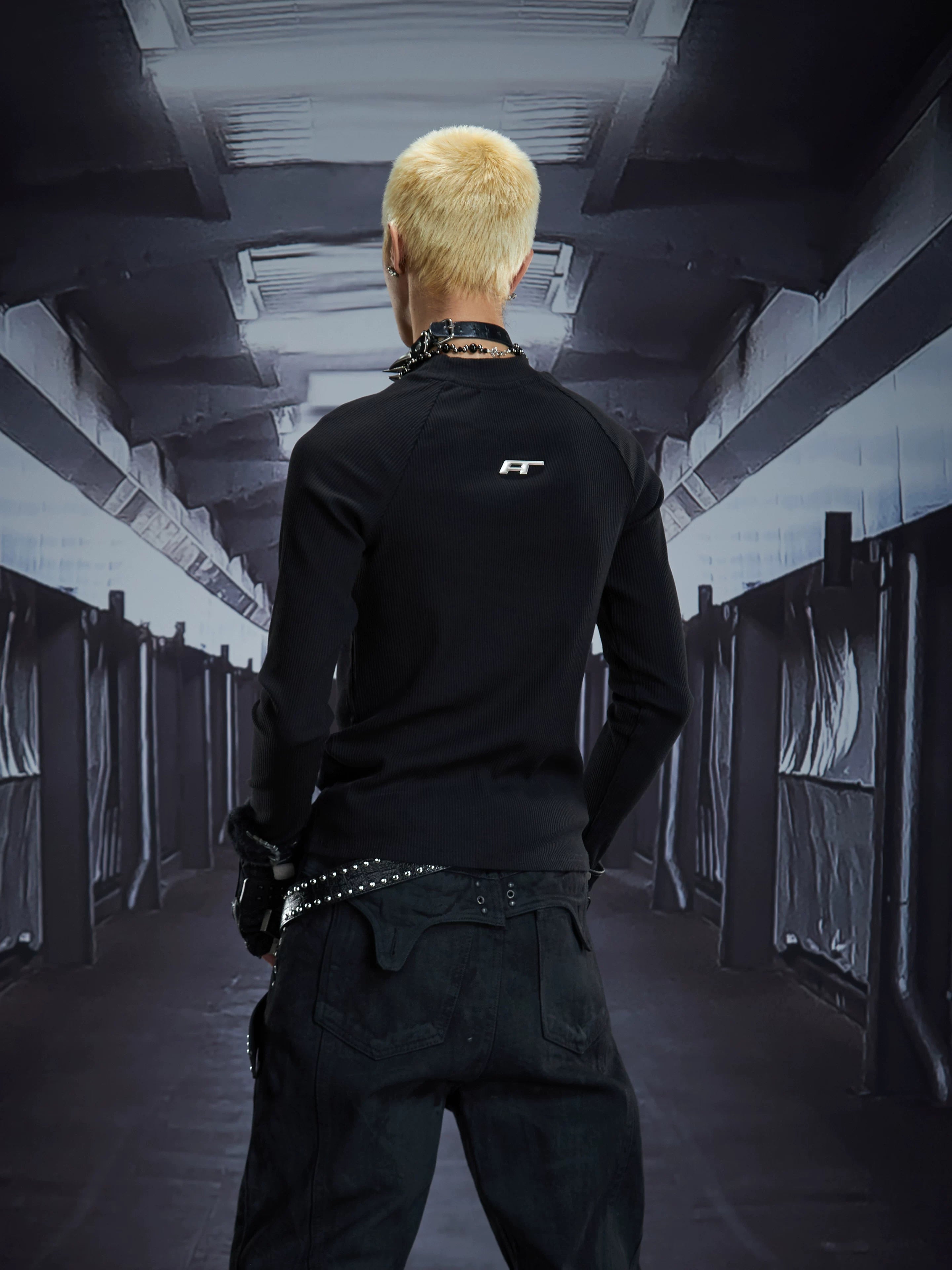 NOMANIAI Slim-fit Short Crew Neck Knitted Sweater