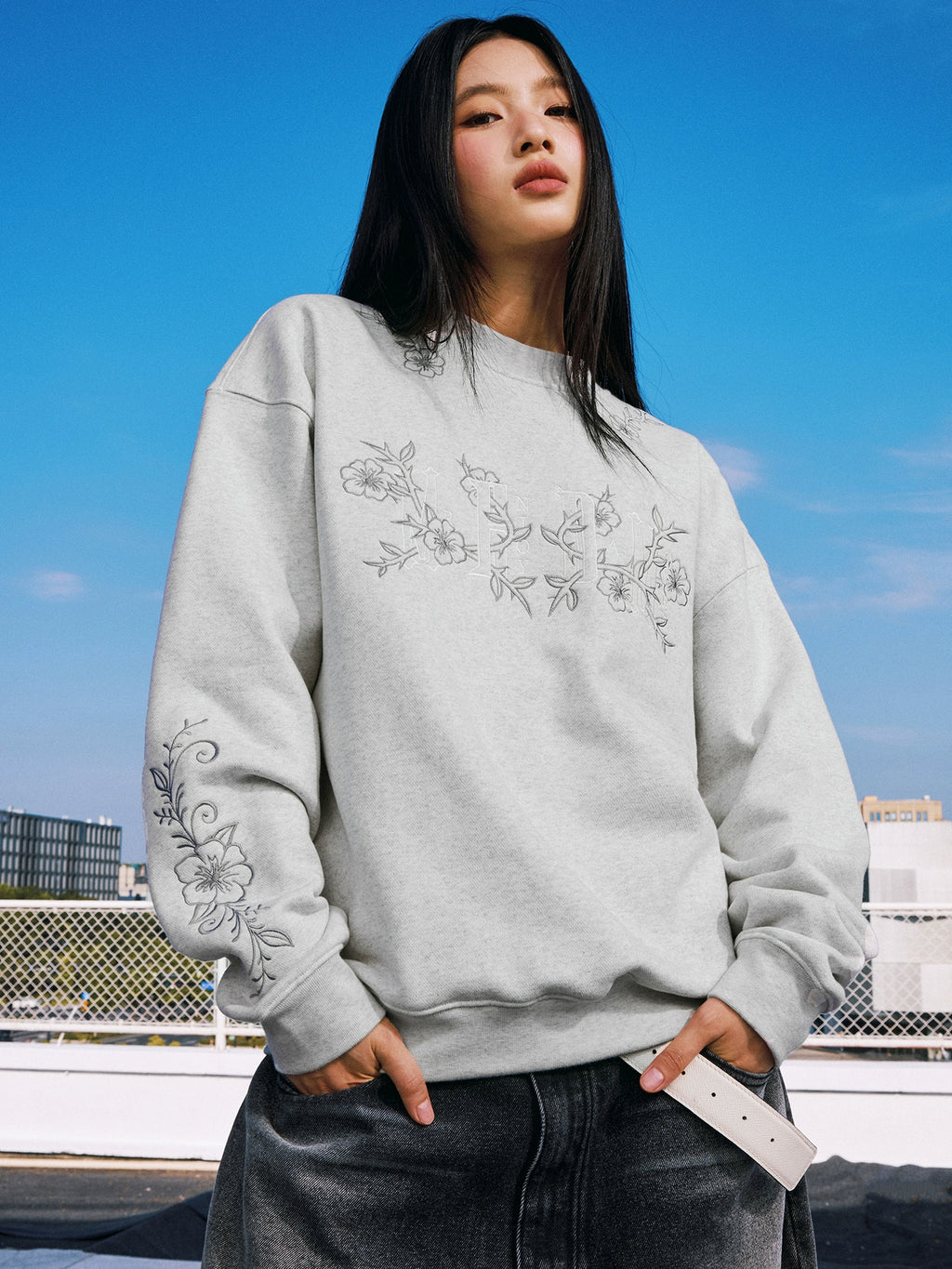 MEDM Alphabet Flower Bag Needle Crew Neck Fleece Sweater