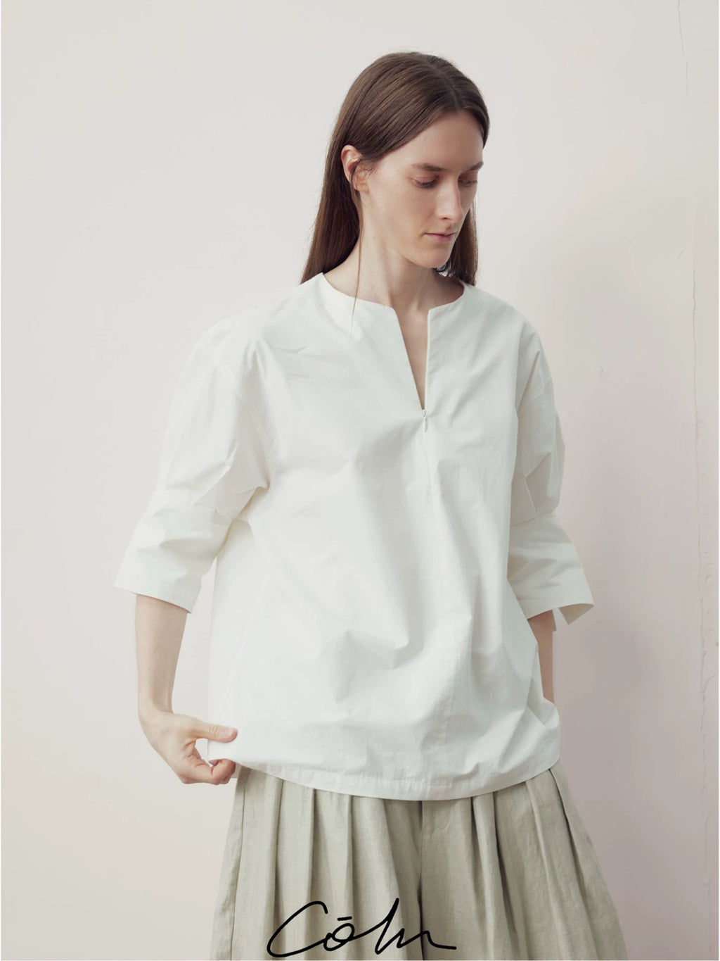 COLN V-neck Lantern Sleeve Loose Shirt