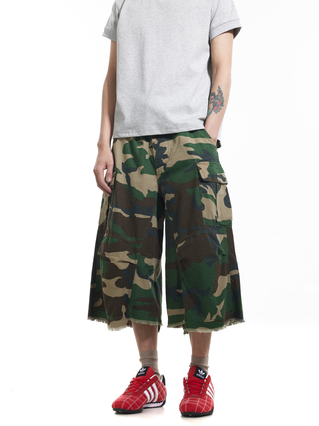 BTSG Cargo multi-pocket rough-edge camouflage shorts
