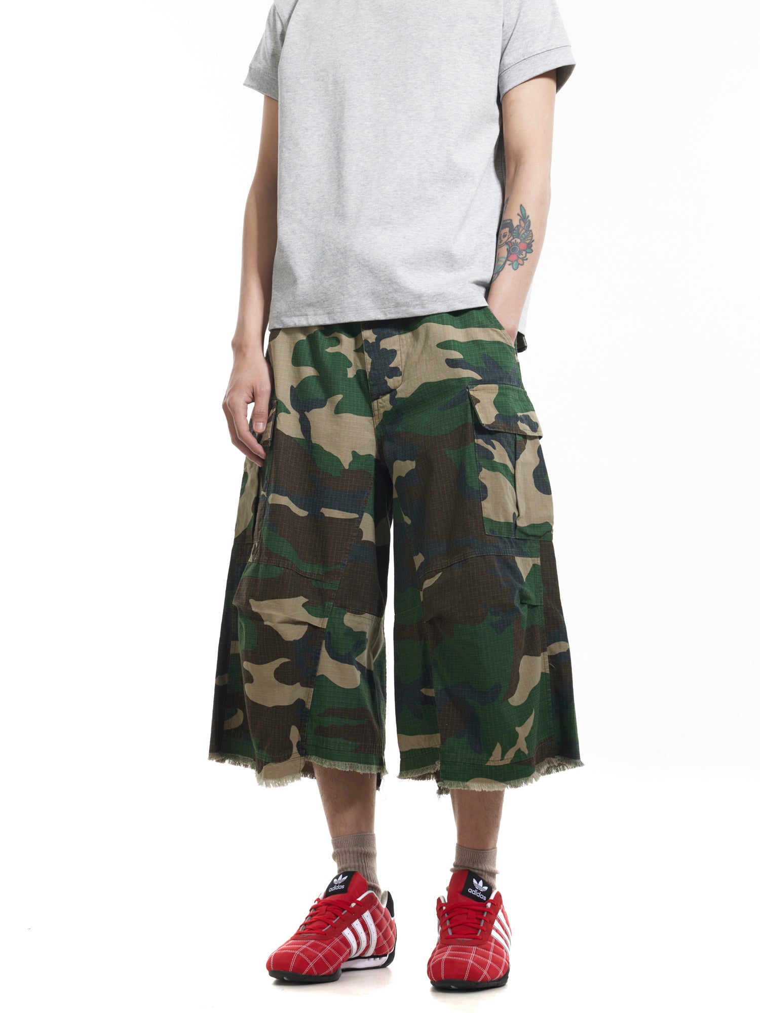 BTSG Cargo multi-pocket rough-edge camouflage shorts