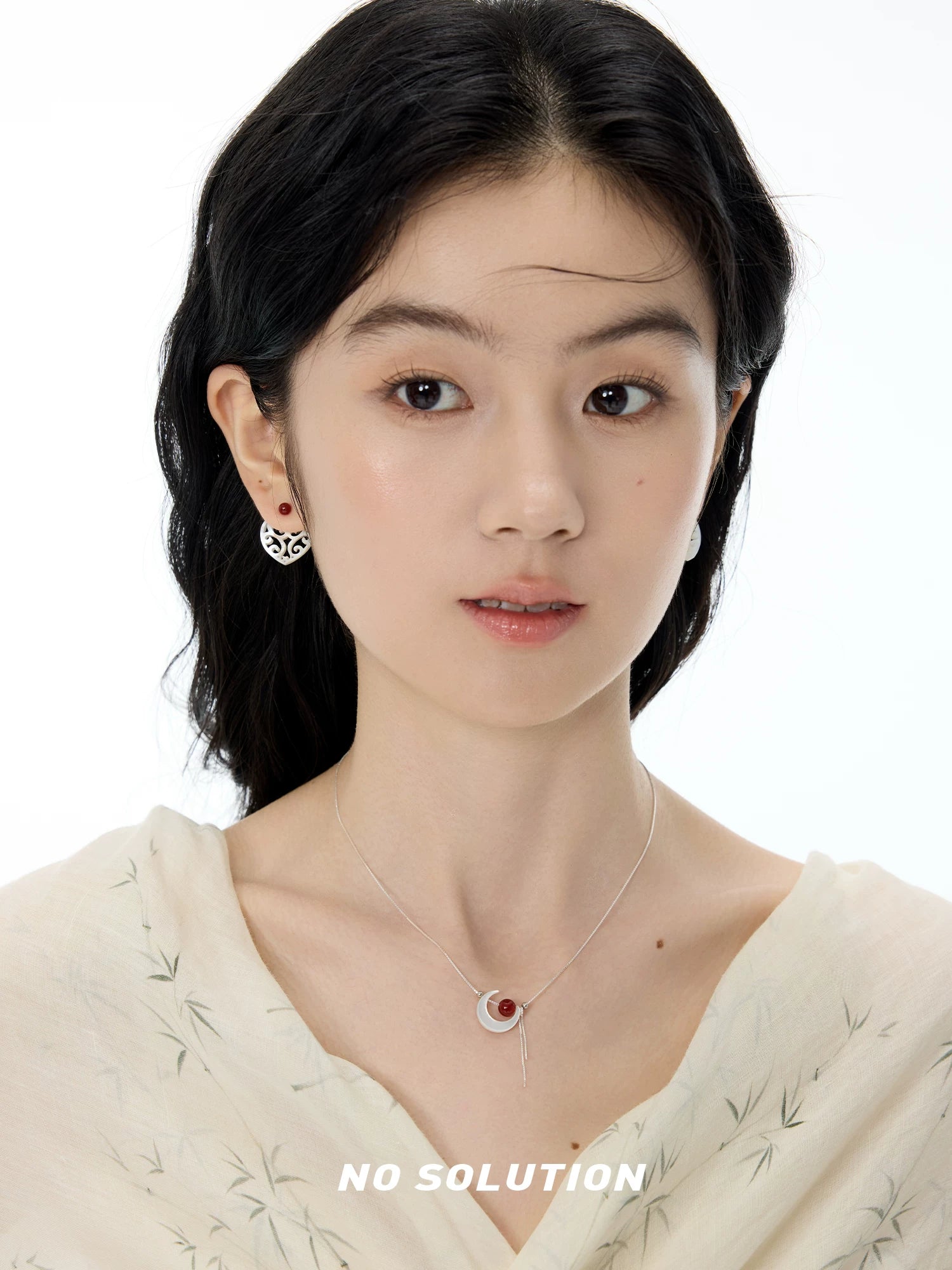 NO SOLUTION Moon Agate Niche Necklace