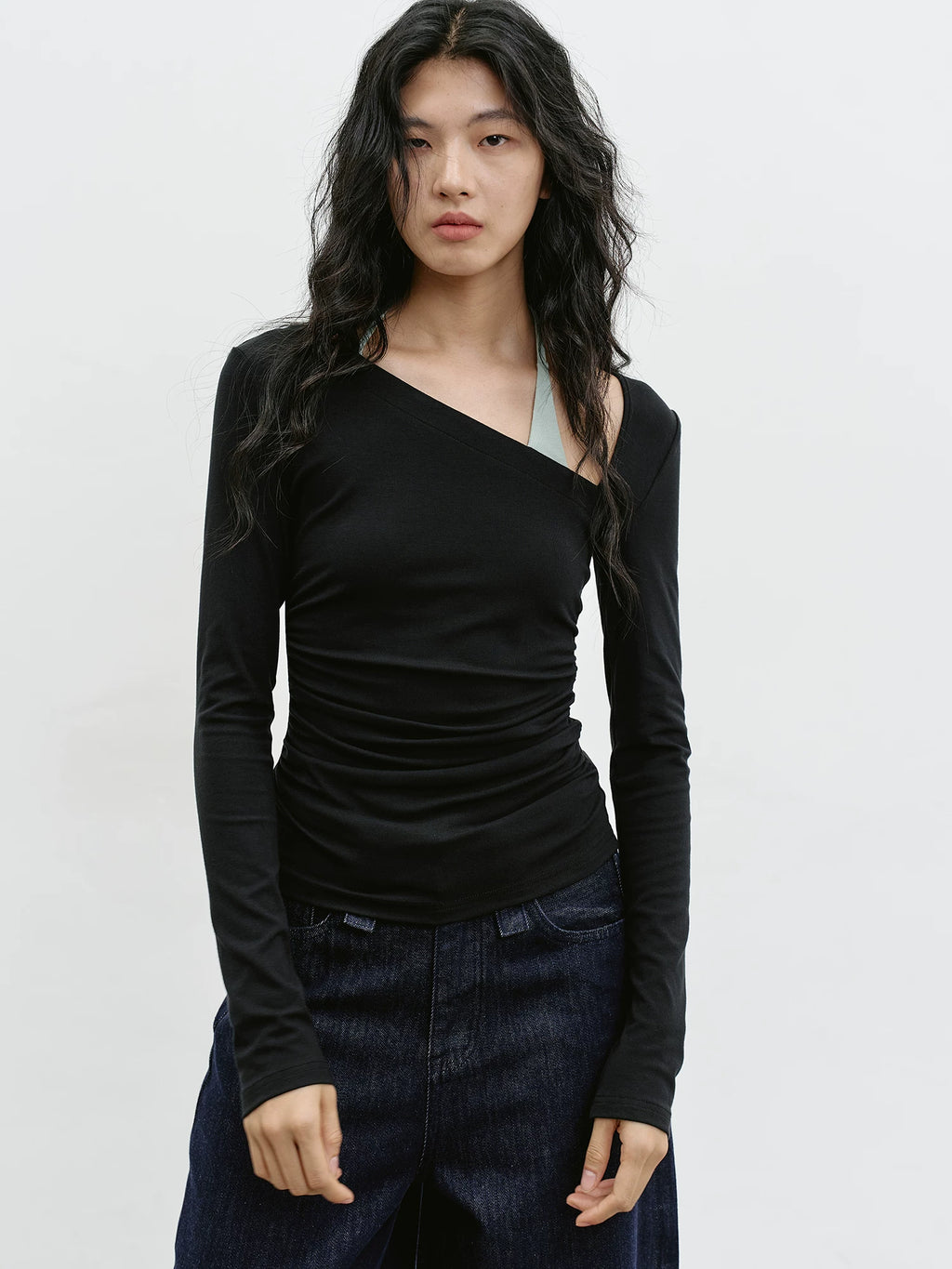 EIGHTHMONTH Slim and Thin Slanted Shoulder Long Sleeves