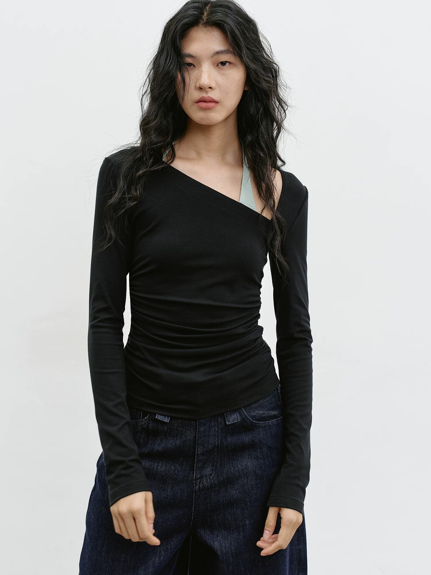 EIGHTHMONTH Slim and Thin Slanted Shoulder Long Sleeves