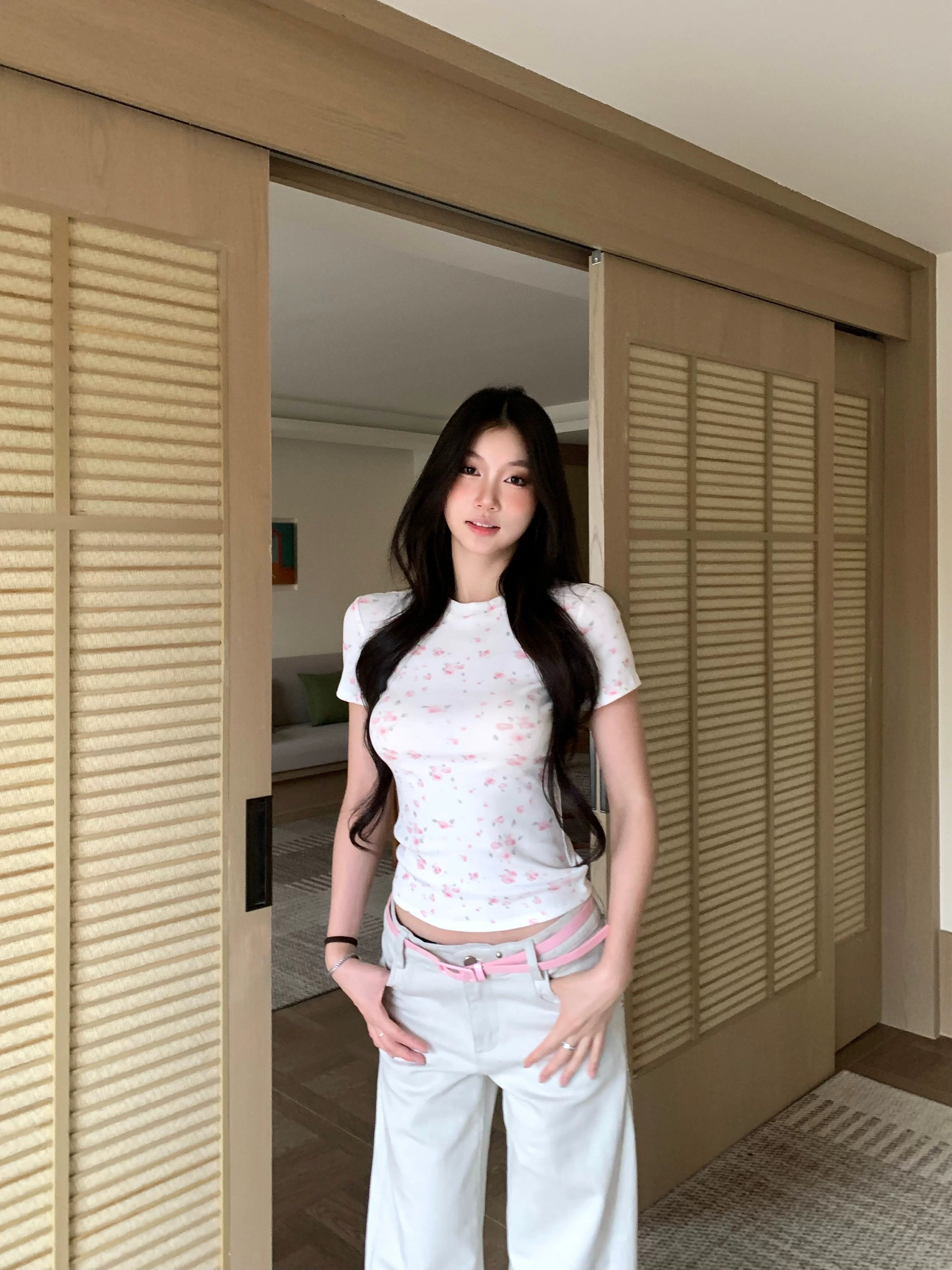 WITHMIN Floral Crew Neck Front Shoulder Waist Slim Tee
