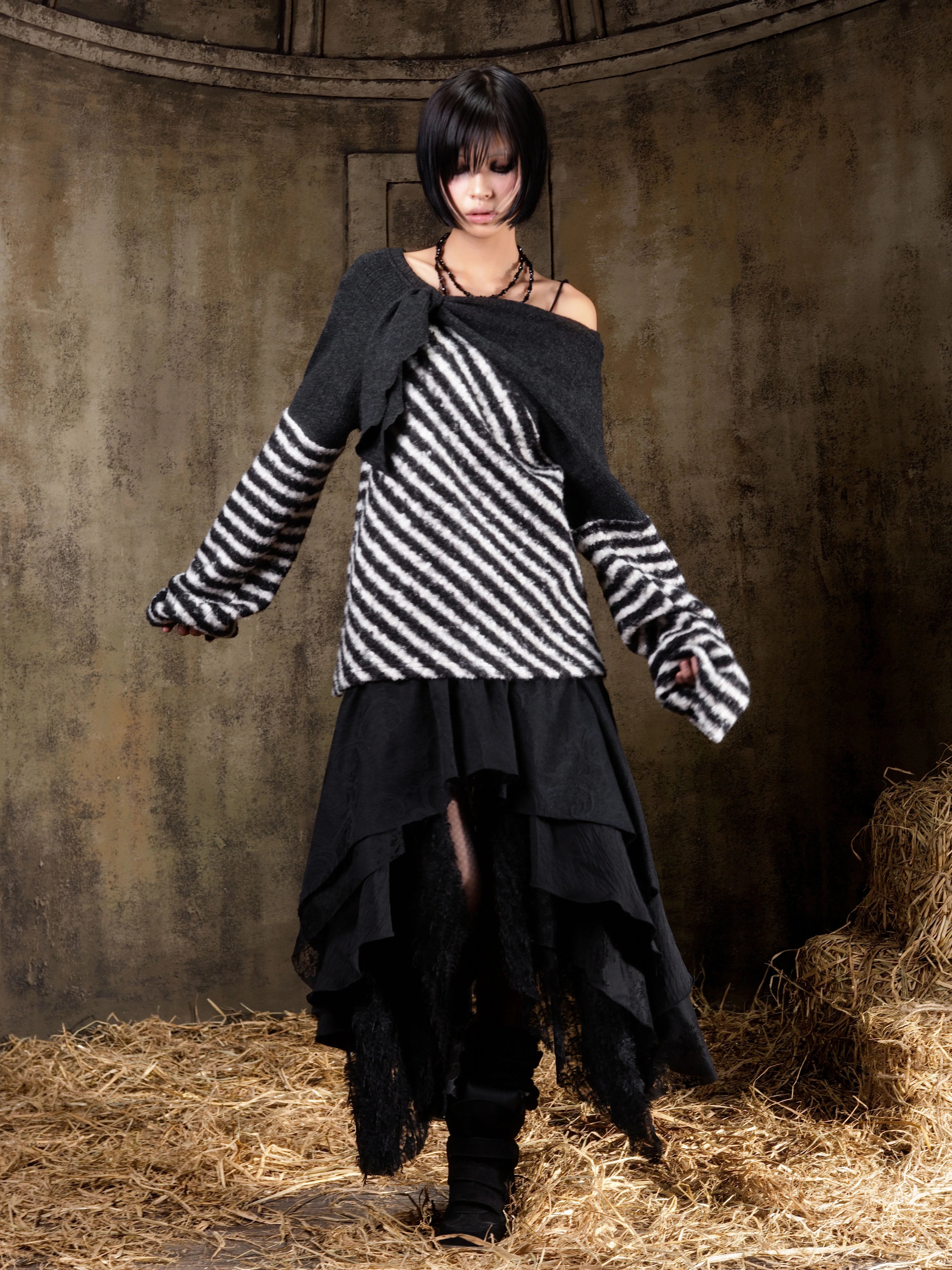 ARIADNAw Contrasting Striped Off-the-shoulder Knitted Long Sleeves