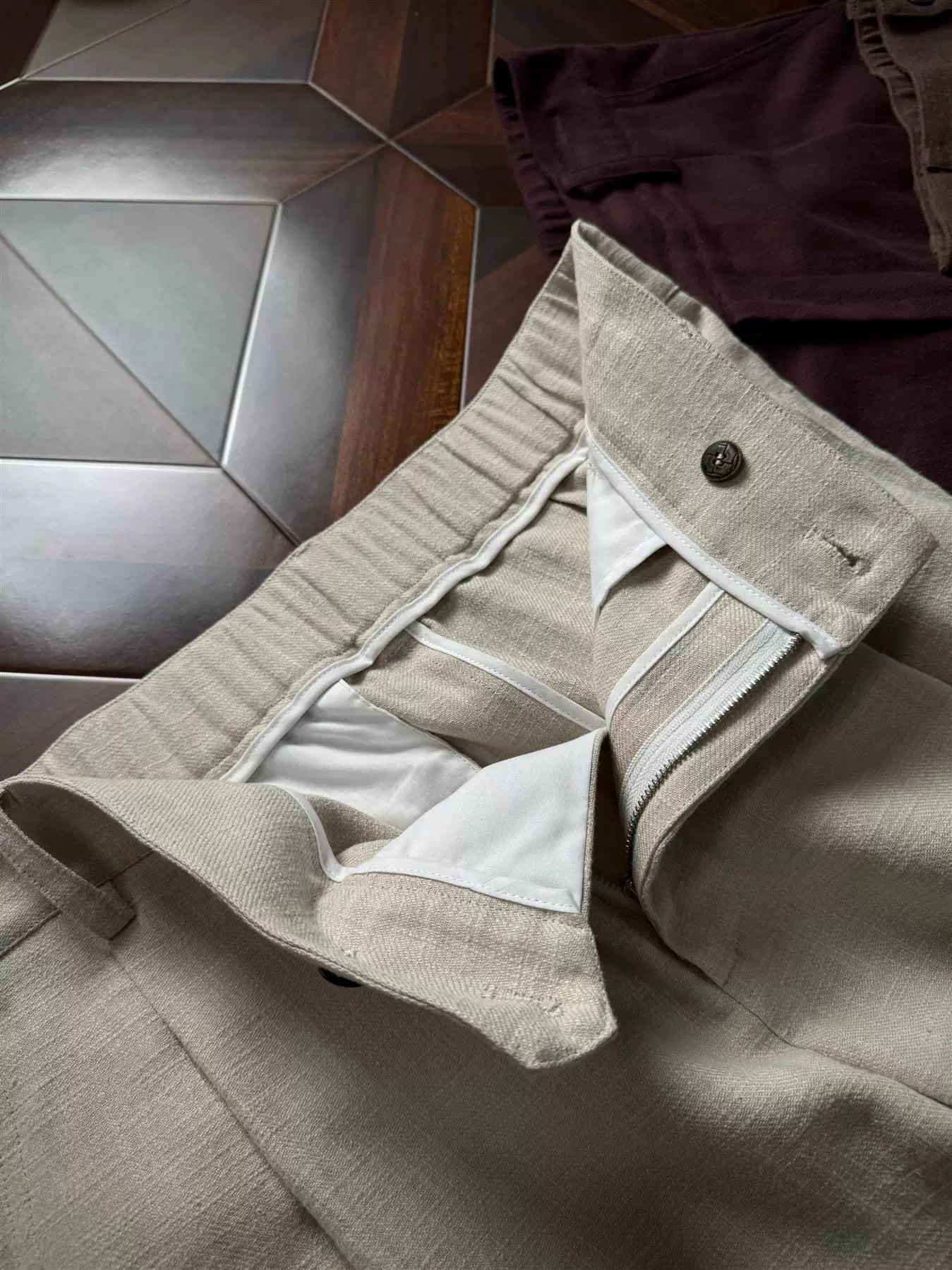 AMBSOM Pleated Straight-leg Shorts