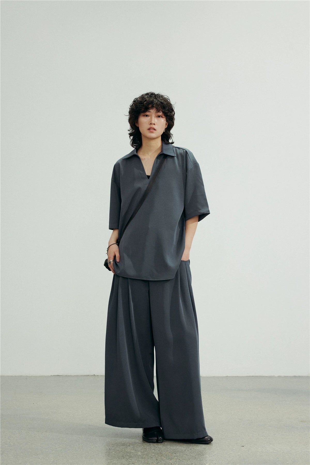 SUNYVONNE Minimalist V-neck Loose Short-sleeve Shirt