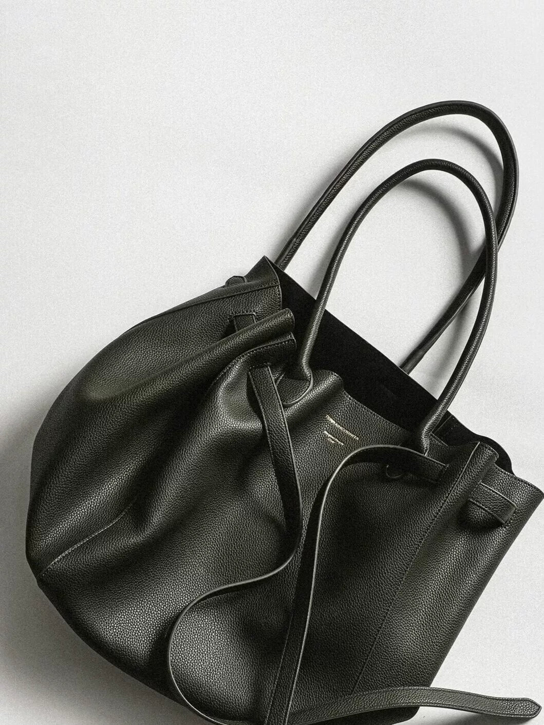 TERRAINCOGNITA Large Capacity Drawstring Shoulder Tray Bag