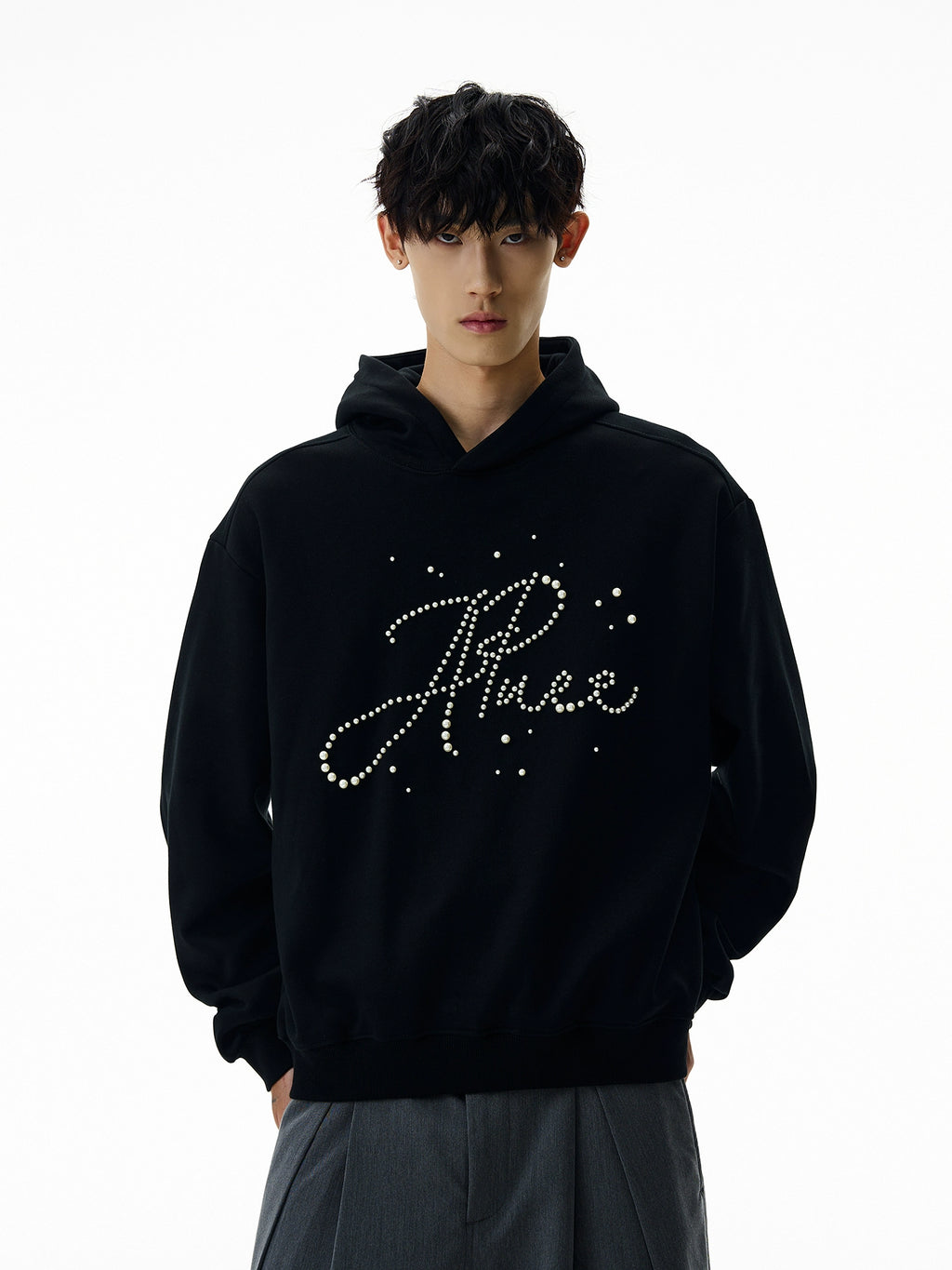 A PUEE Letter Pearl Short Front Shoulder Ruffian Sweater