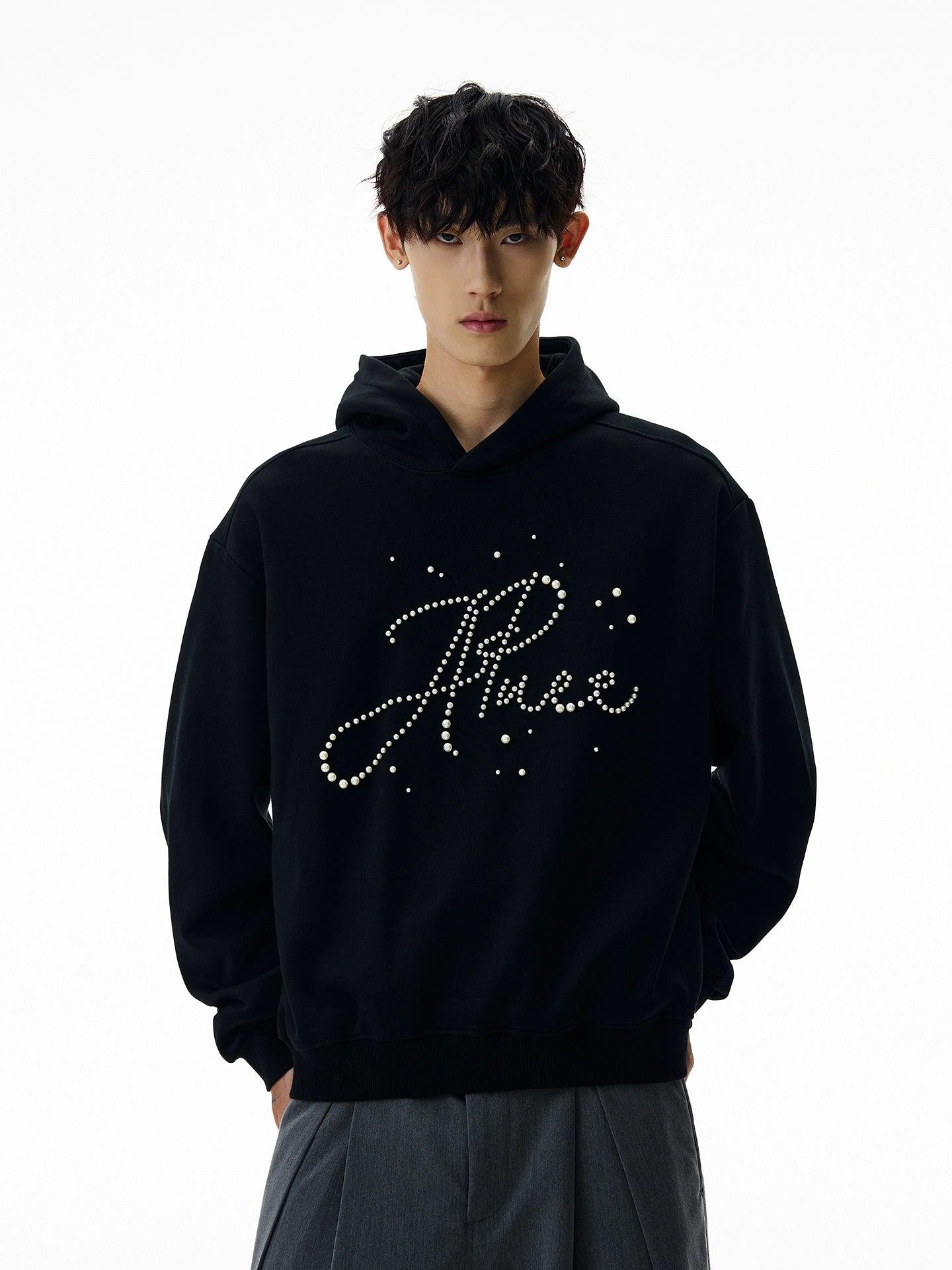 A PUEE Letter Pearl Short Front Shoulder Ruffian Sweater