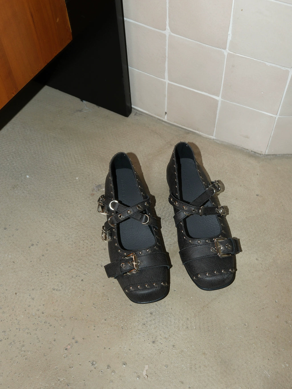 Mooreyu Rivet Round Head Cross Buckle Leather Shoes