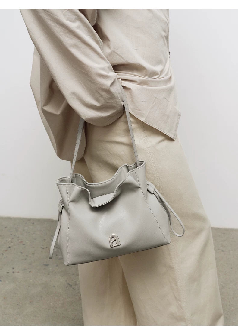 La Festin Niche Armpit Messenger Bag