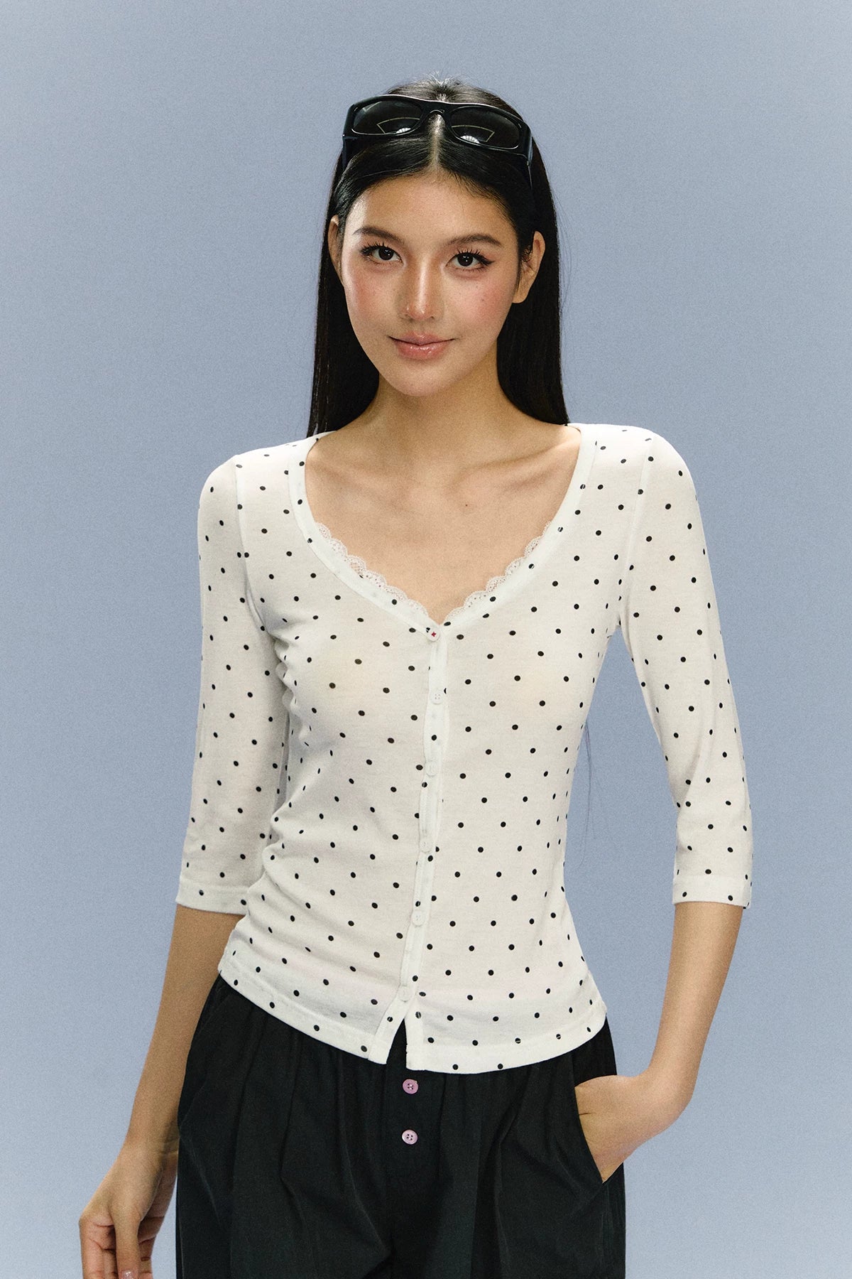 Ariseism V-neck Slim Polka Dot Tee