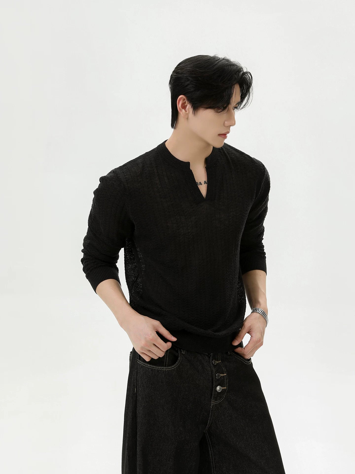 TURNTIDE Front Shoulder V-neck Knitted Tee