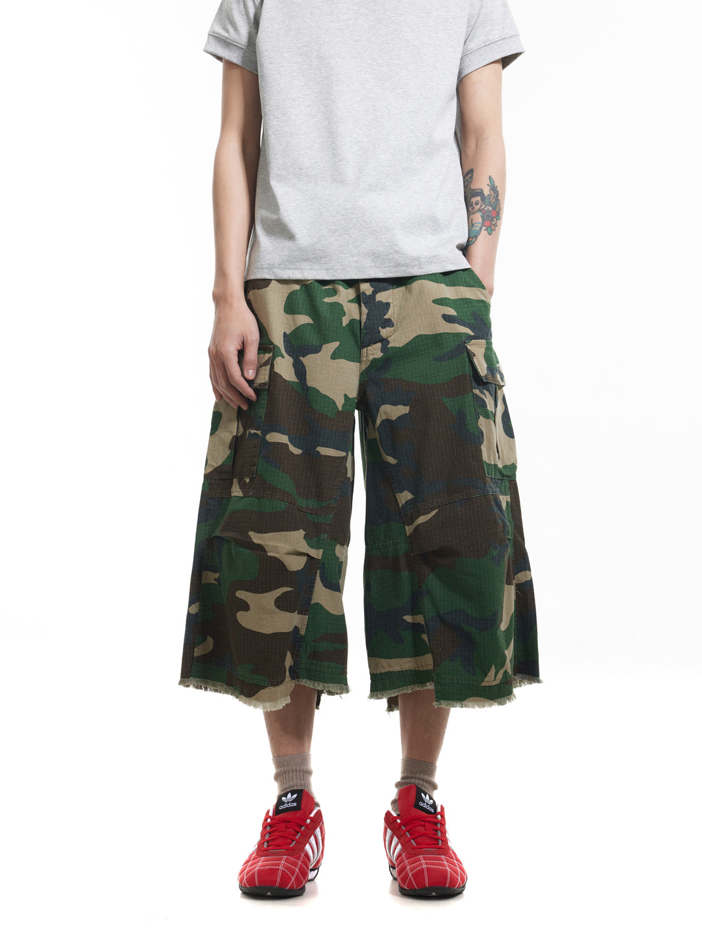 BTSG Cargo multi-pocket rough-edge camouflage shorts