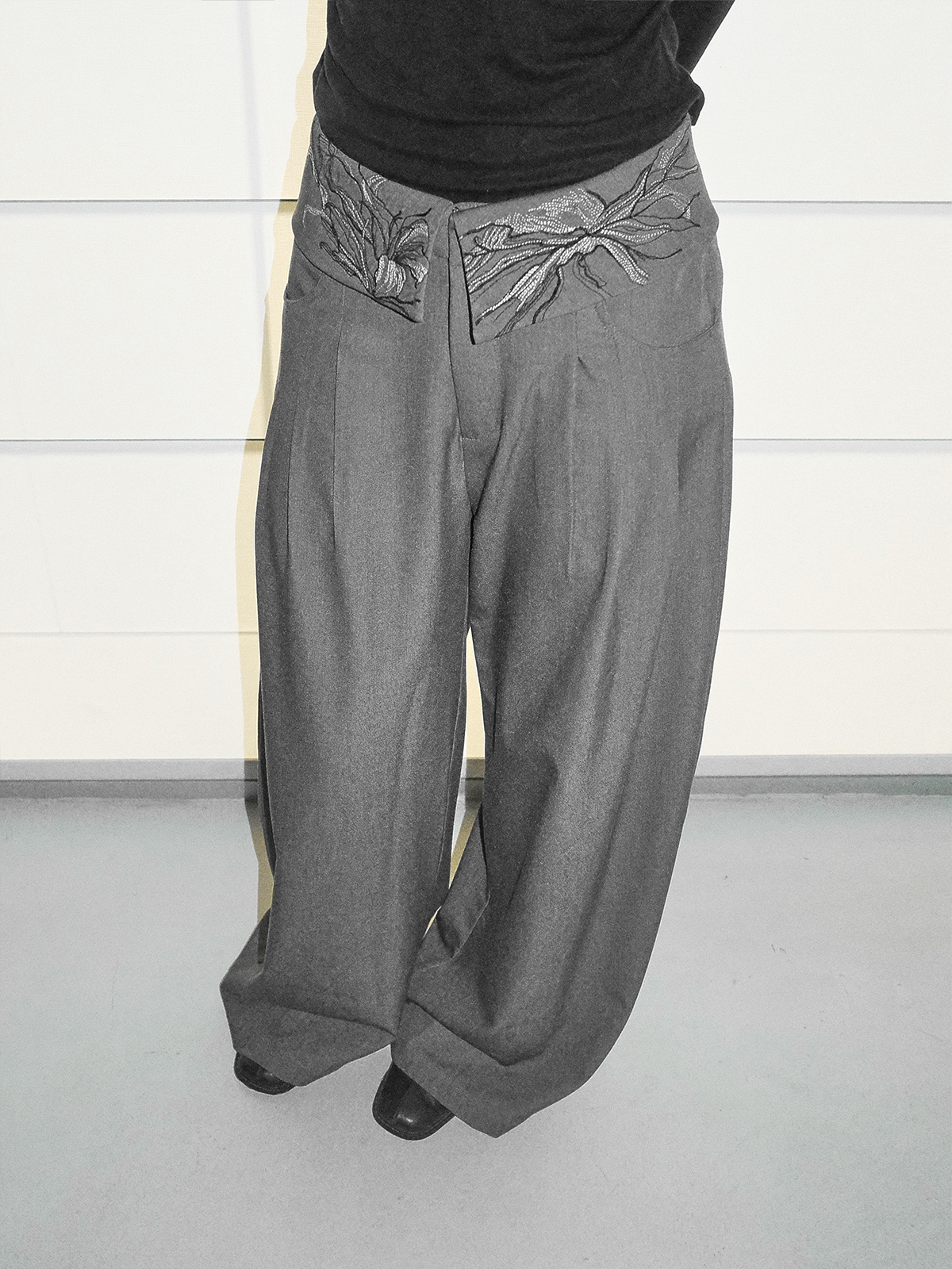 LOUMUTAKU Floral-embroidered Loose-fitting Wide-leg Suit Pants
