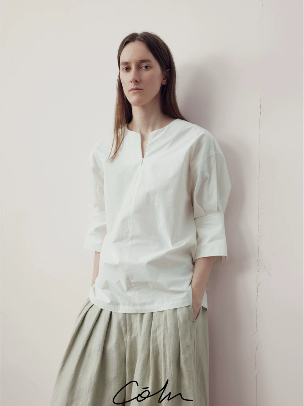 COLN V-neck Lantern Sleeve Loose Shirt
