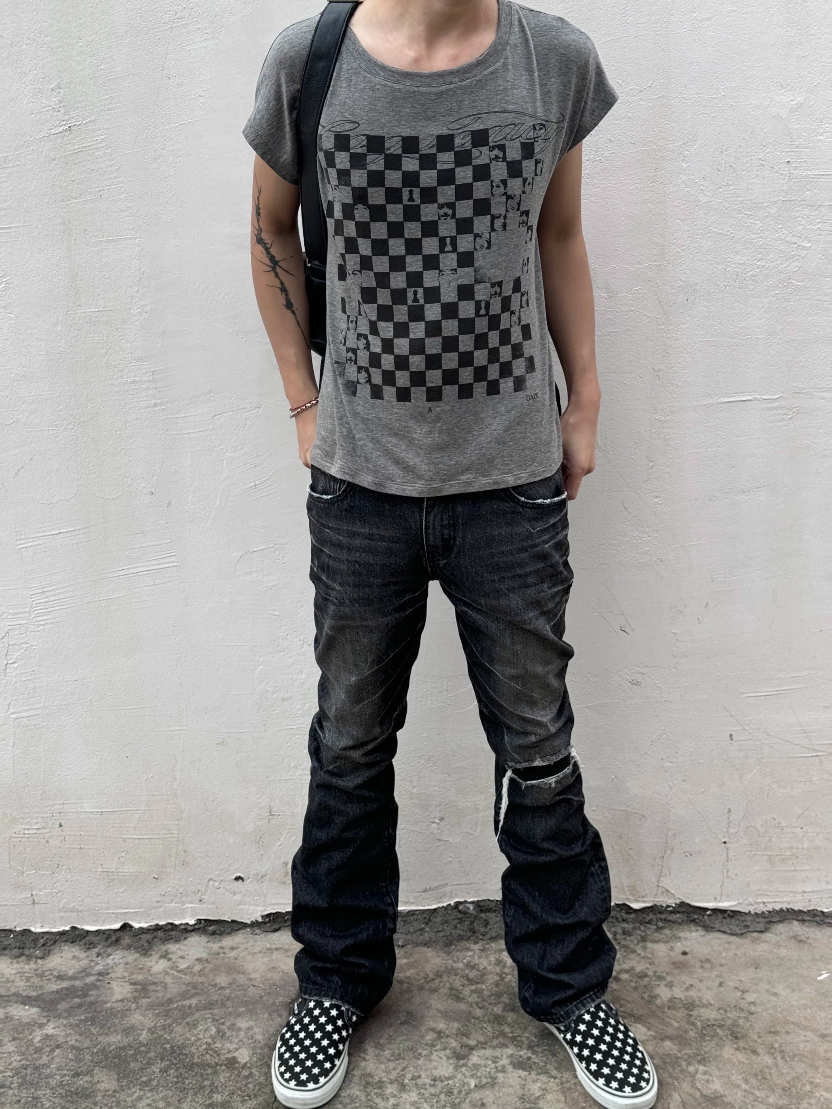 No E Mosen Checkerboard Portrait Print Big Neckline Loose Tee