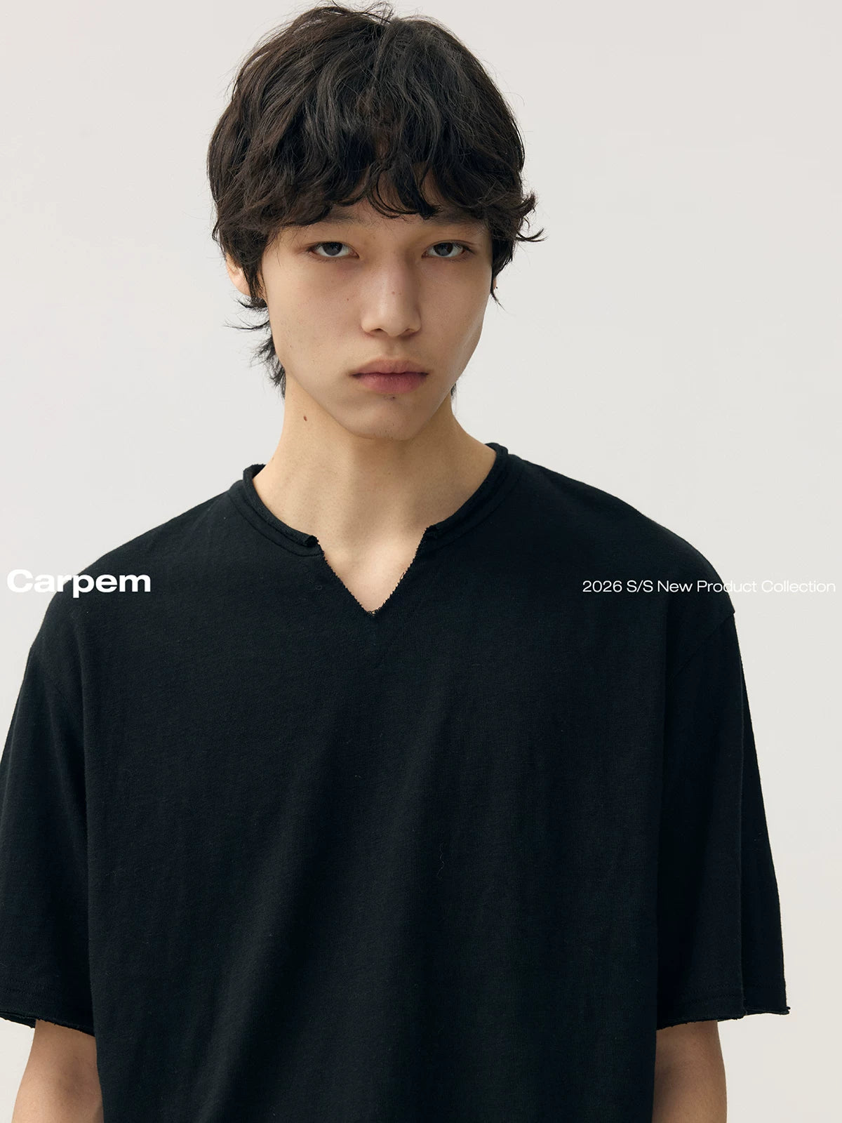 CARPEM Thin V-neck Rough Edge Casual Tee