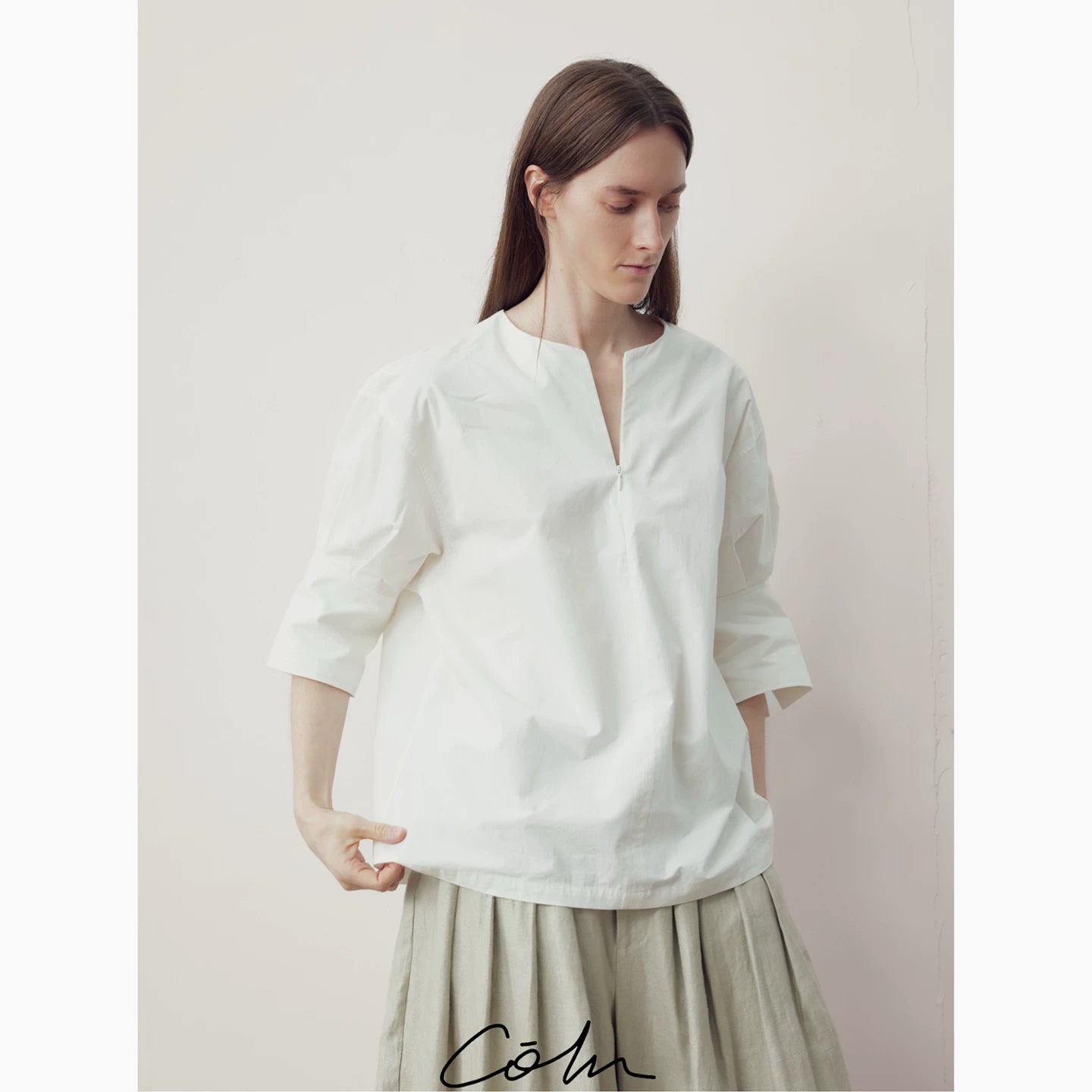 COLN V-neck Lantern Sleeve Loose Shirt