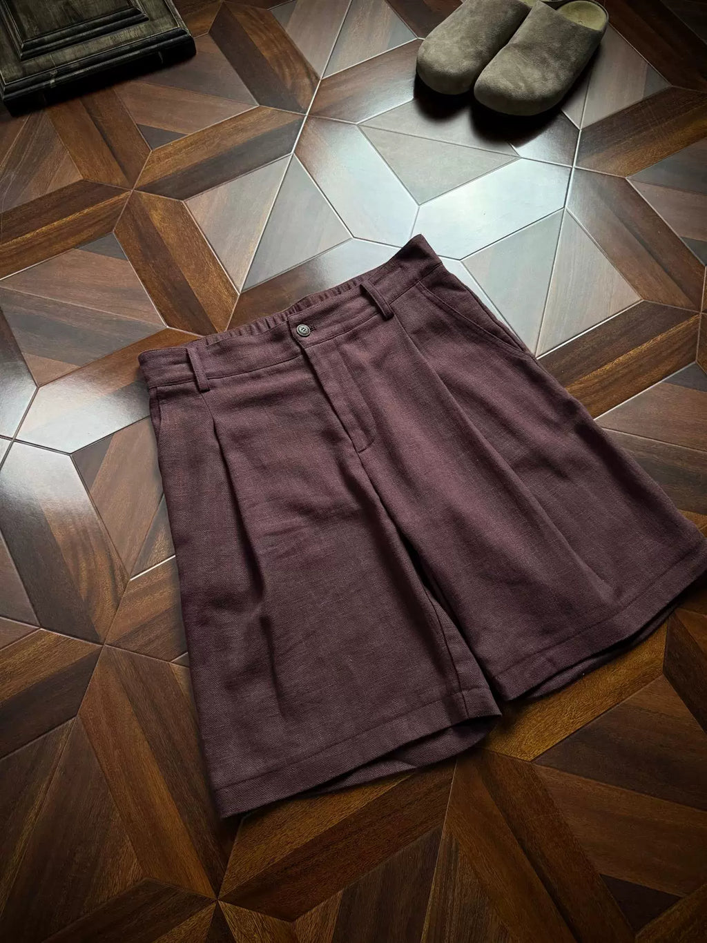 AMBSOM Pleated Straight-leg Shorts