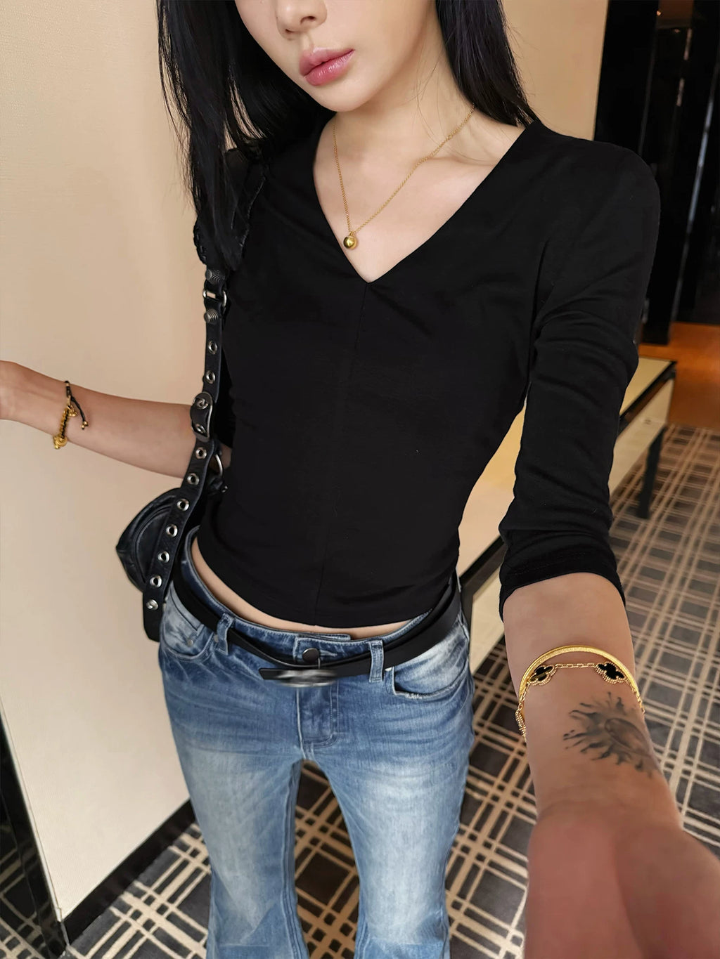 YOUNG KYLIN V-neck Knitted Slim Tee