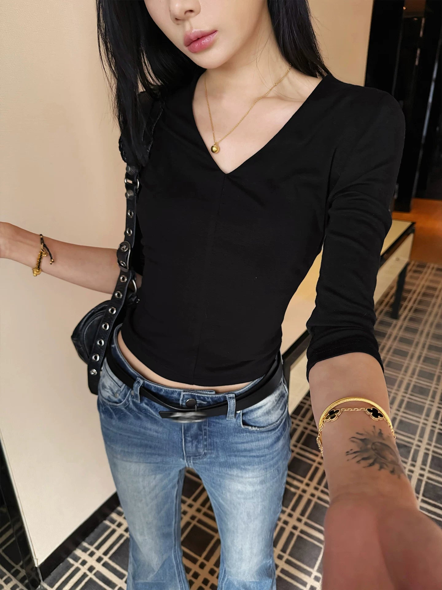 YOUNG KYLIN V-neck Knitted Slim Tee