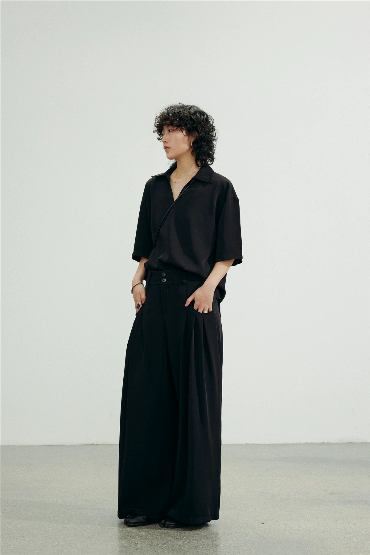 SUNYVONNE Minimalist V-neck Loose Short-sleeve Shirt