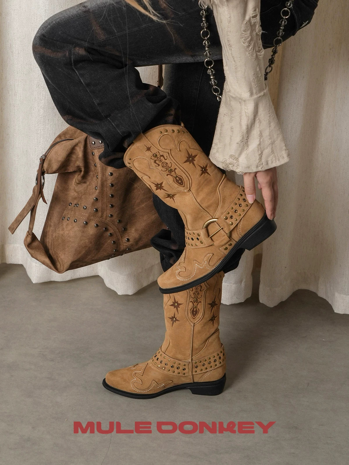 Donkey Vintage V-Mouth Pointed Embroidered Medium Boots