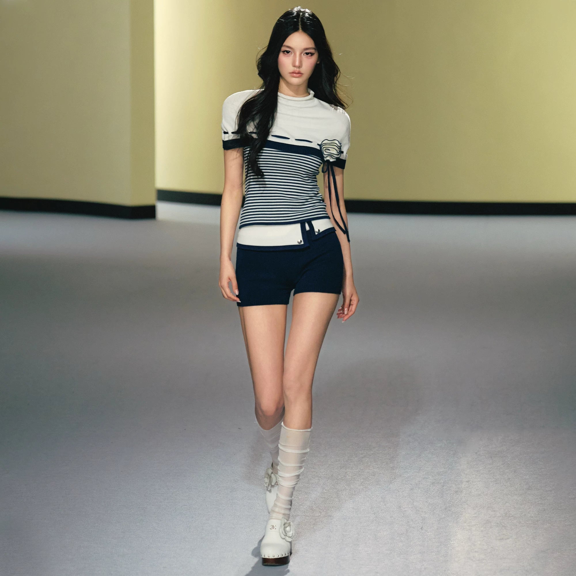 AGAM Flower Semi-turtleneck Top Contrasting Color Flanged Shorts Set