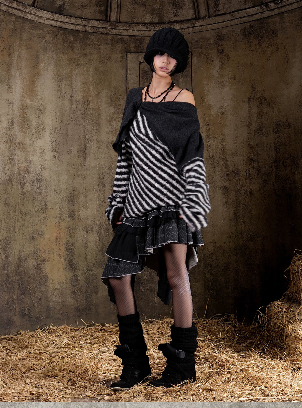 ARIADNAw Contrasting Striped Off-the-shoulder Knitted Long Sleeves