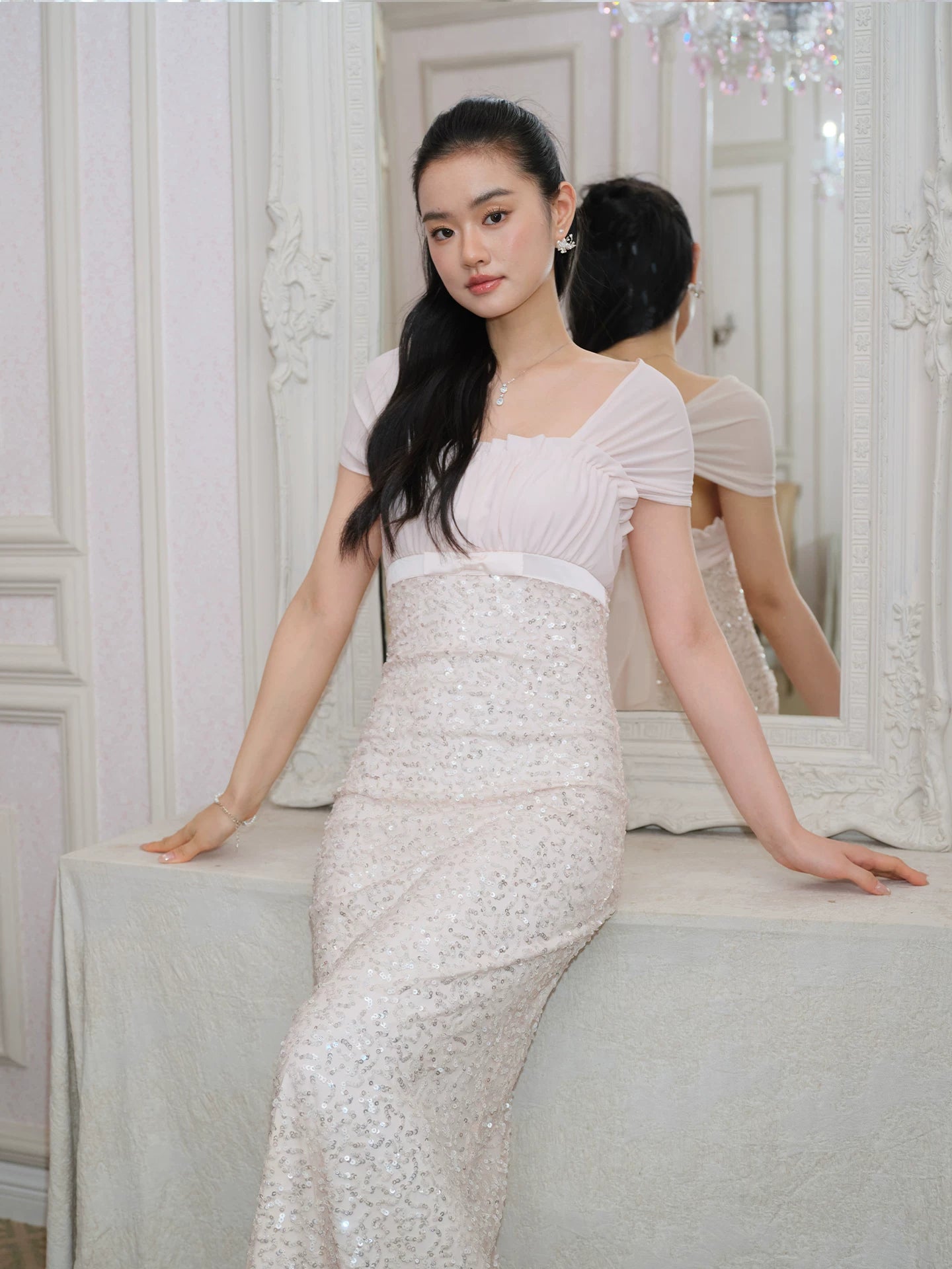 J TheChosen Sequined Streamer Stitching Bow Slim Dress