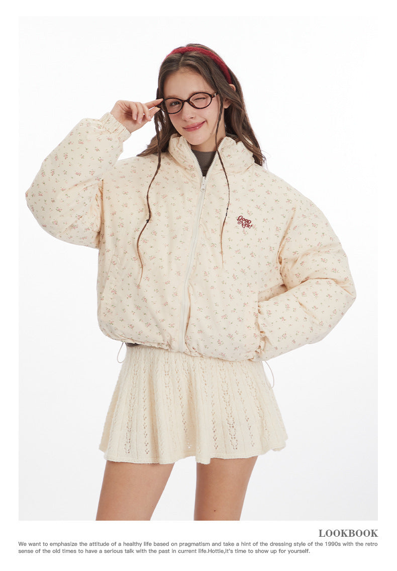 Nariele Wears A Stand-up Collar and A Loose Thickened Coat on Both Sides