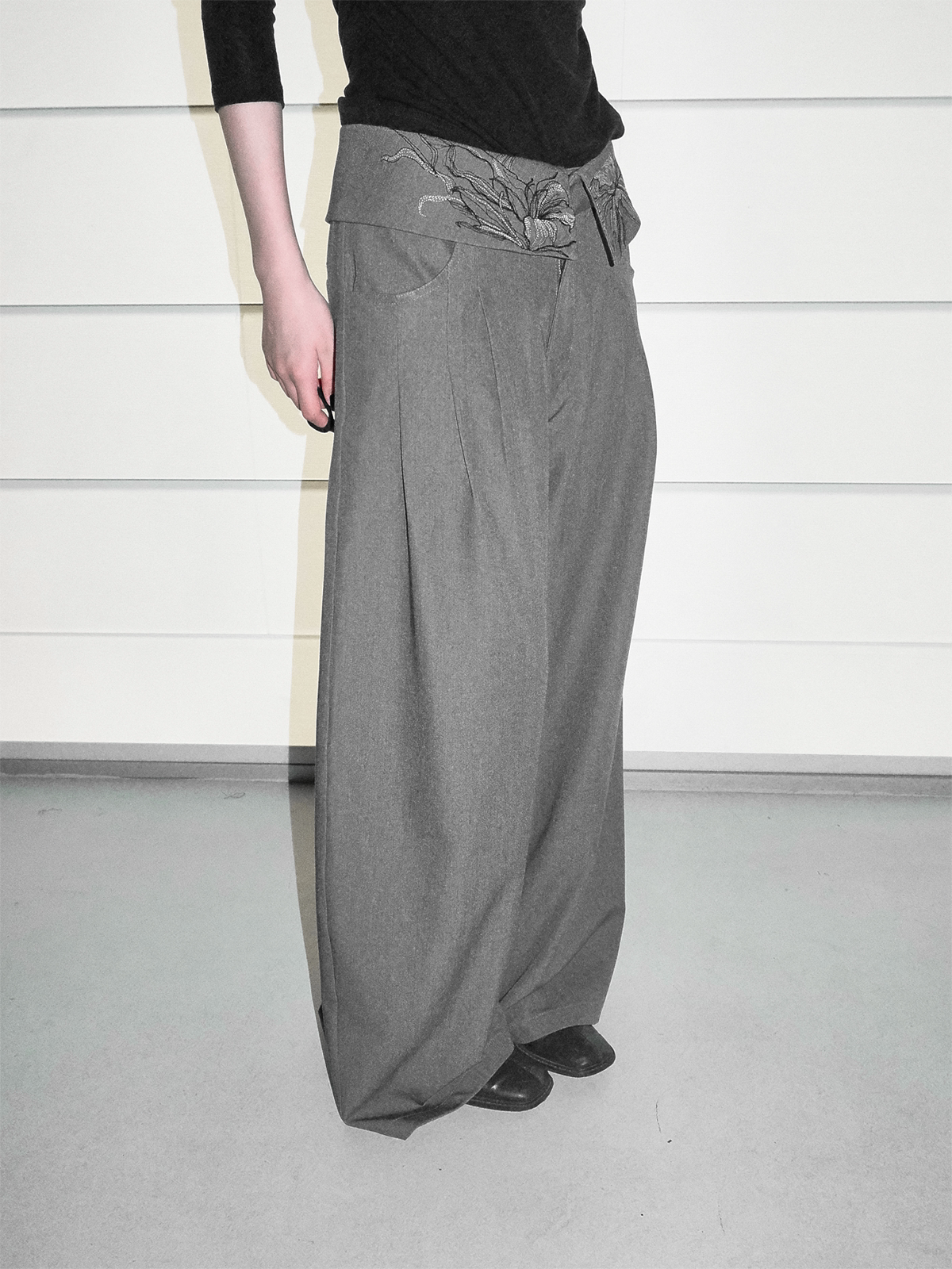 LOUMUTAKU Floral-embroidered Loose-fitting Wide-leg Suit Pants