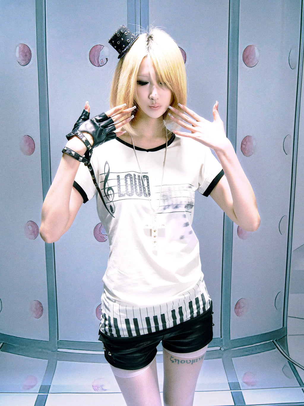 PAIKI Zero Keys V-Neck Polka Dots Slim Shoulder Tee