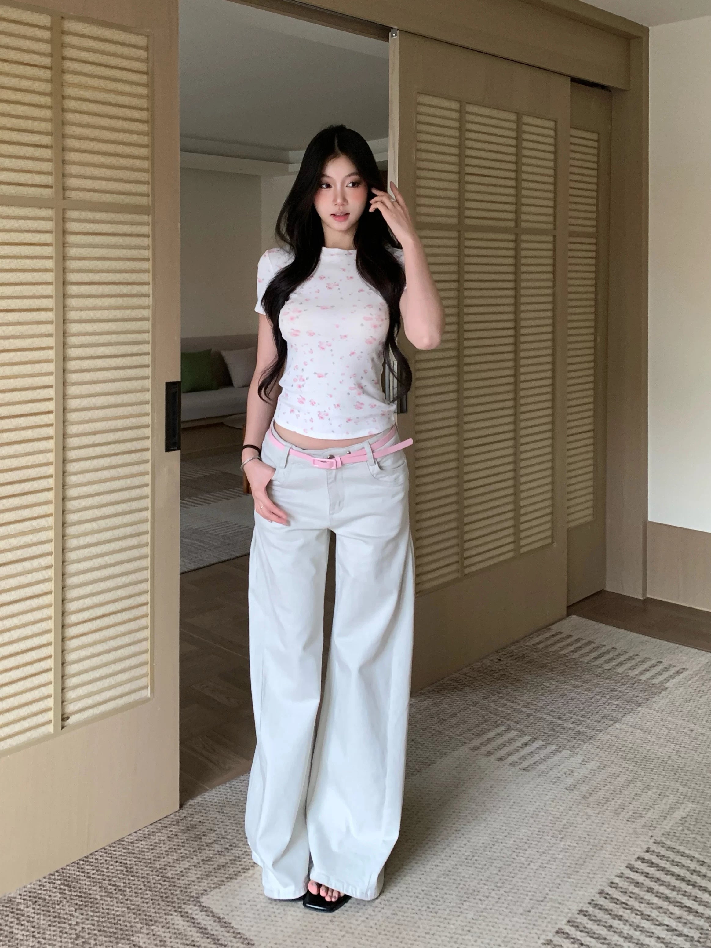 WITHMIN Floral Crew Neck Front Shoulder Waist Slim Tee