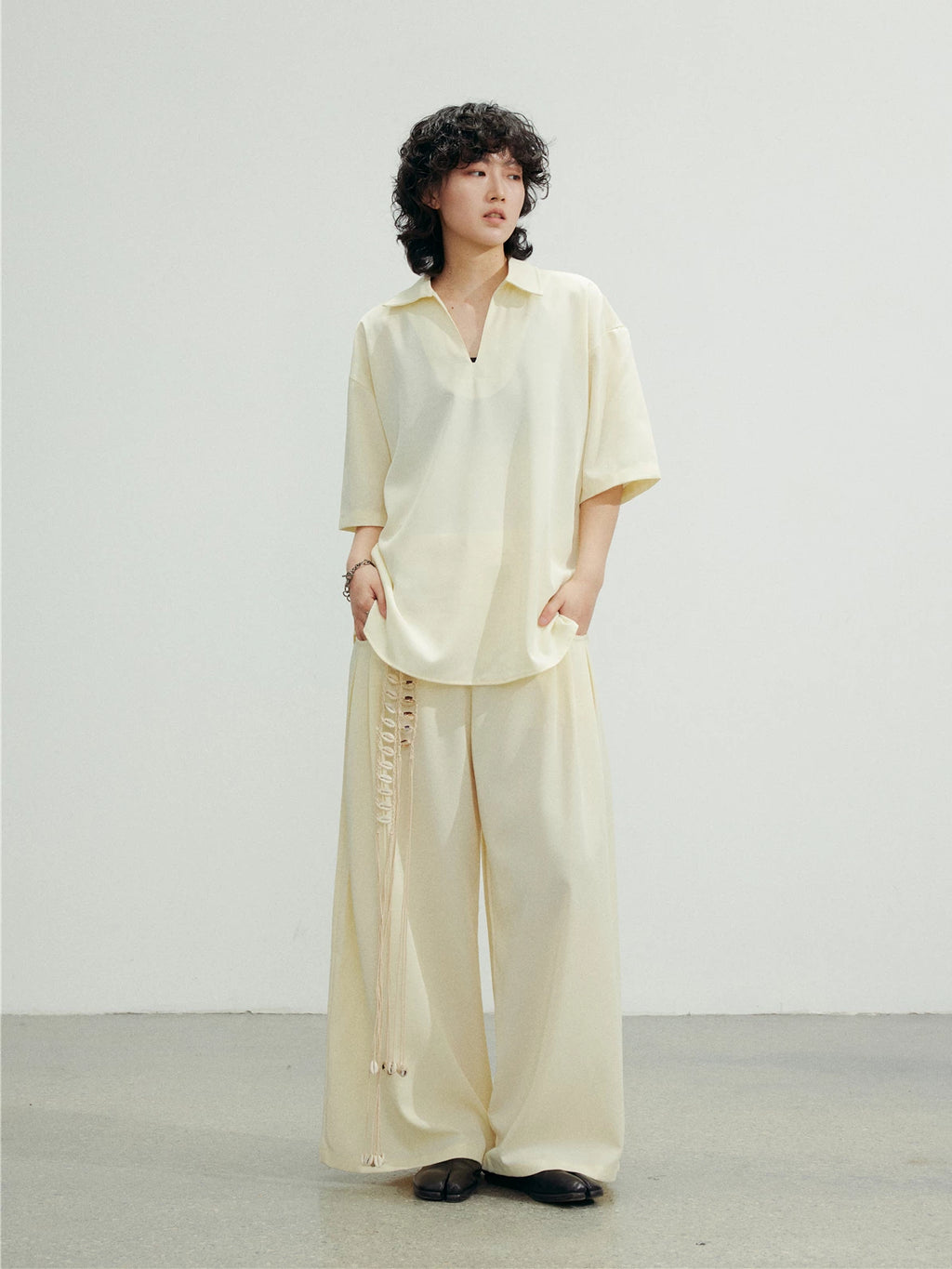 SUNYVONNE Minimalist V-neck Loose Short-sleeve Shirt