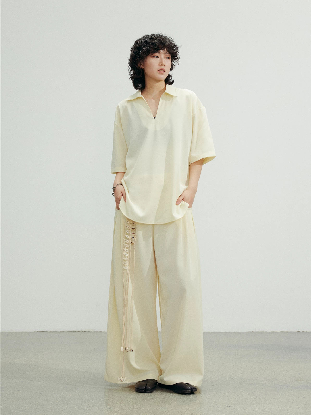 SUNYVONNE Minimalist V-neck Loose Short-sleeve Shirt