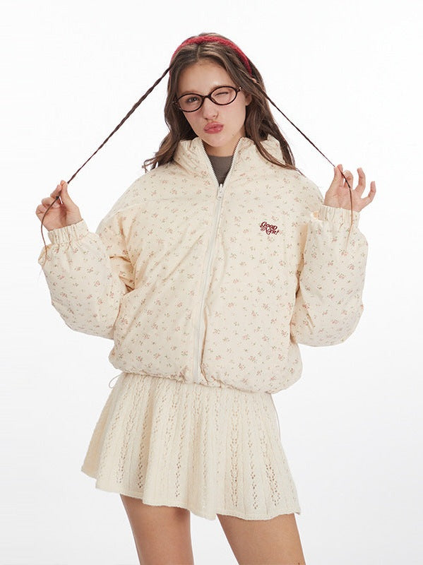 Nariele Wears A Stand-up Collar and A Loose Thickened Coat on Both Sides