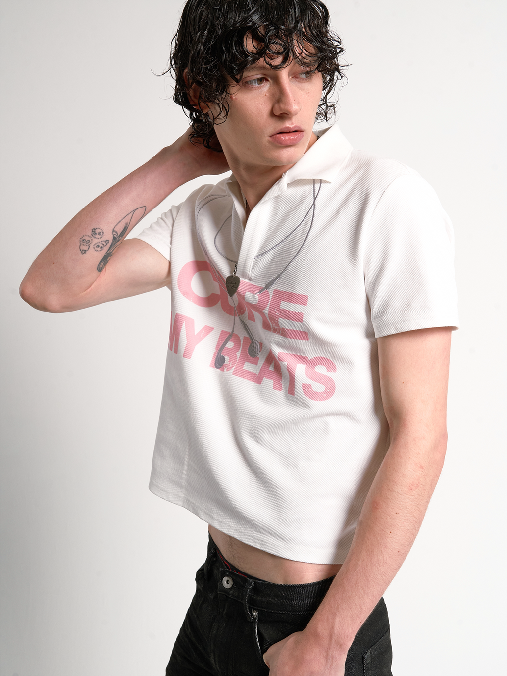 No E Mosen Headphones Embroidery Print Front Shoulder Tee