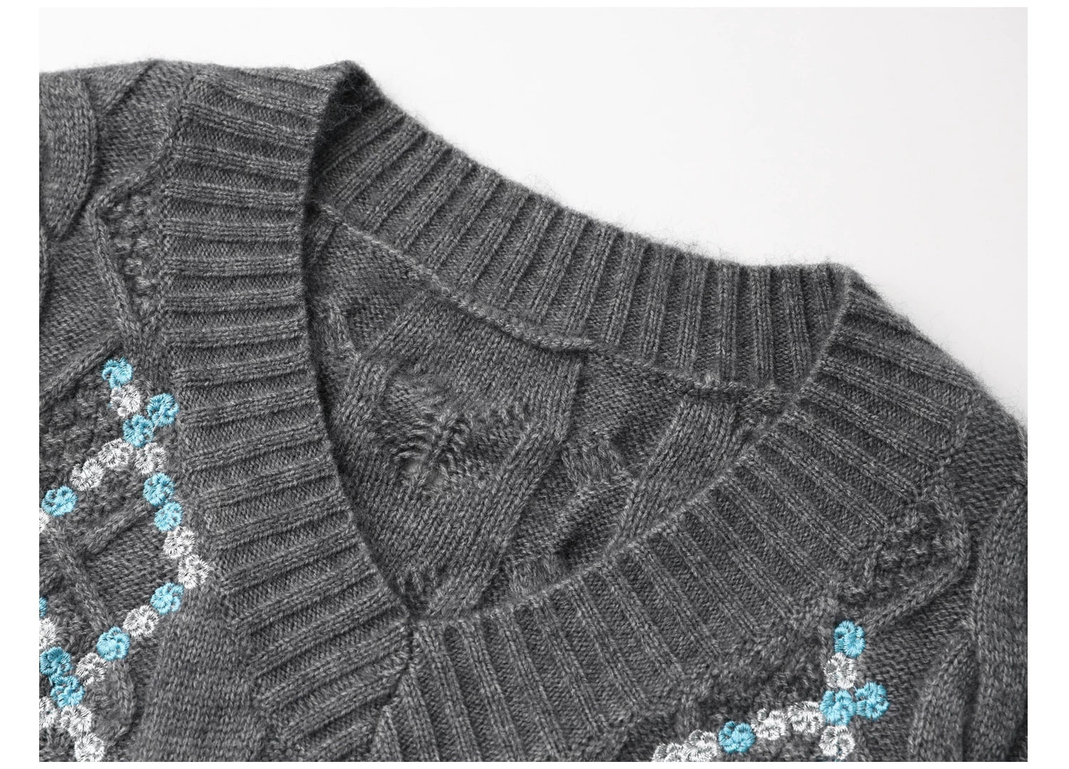 EIGHTHMONTH Jacquard V-neck Knitted Sweater