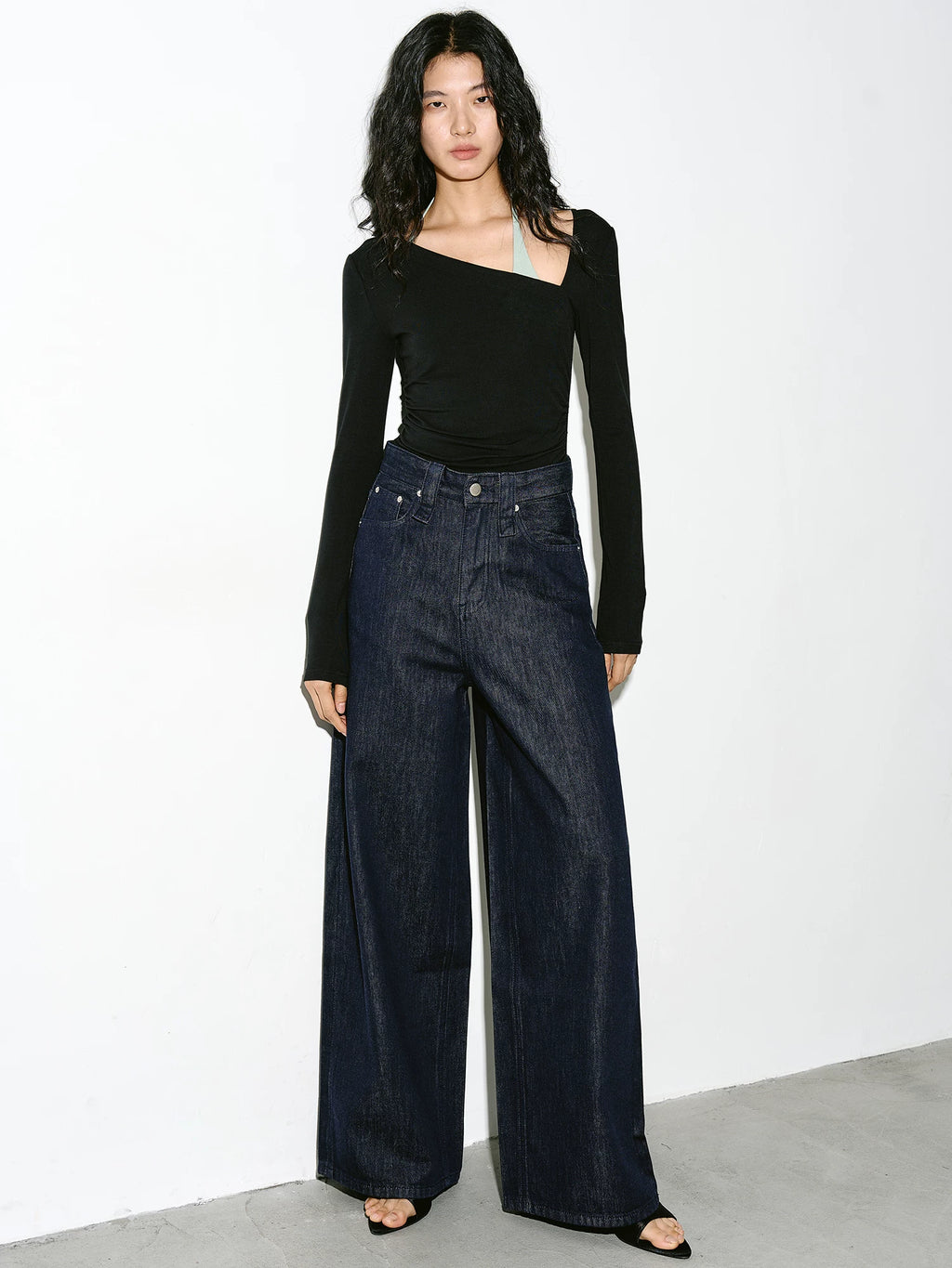 EIGHTHMONTH Slim and Thin Slanted Shoulder Long Sleeves