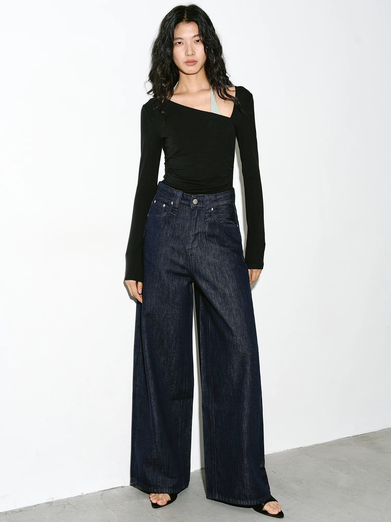 EIGHTHMONTH Slim and Thin Slanted Shoulder Long Sleeves
