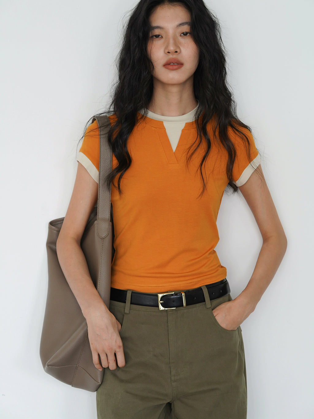 EIGHTHMONTH Contrast Fake Two V-neck Slim Tee