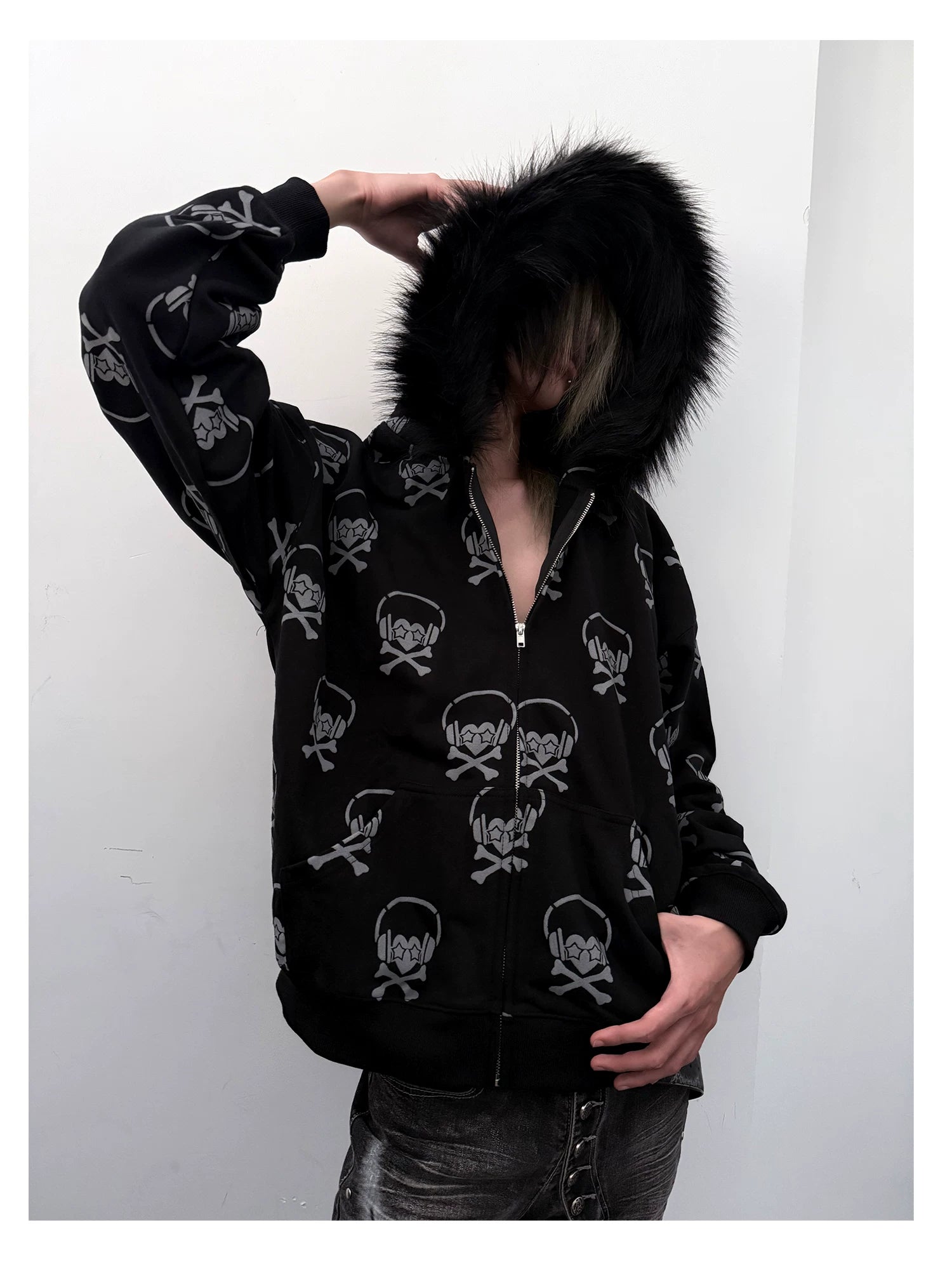PAIKI Full of Headphones Skull Sweater